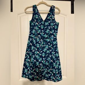 Draper James Love Circle V neck navy, floral size 8.